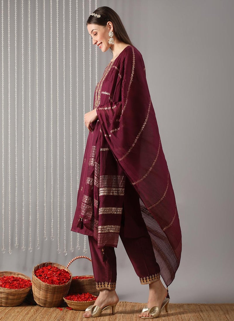 جلو باص طقم نسائي جلوبس من الكرتا والسروال مع دوباتا مطرزة بالزهور والترتر بتصميم منسوج بشراريب - Image 3